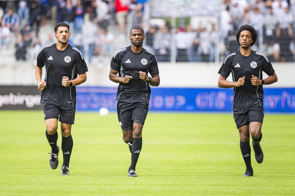 Kadir Yagci (l.), wurde von einem Schneeball aus dem Nichts am Kopf getroffen. Er bildete mit Assad Nouhoum (M.) und Kenny Abieba das Schiri-Kollektiv in Rostock. (Archivbild)