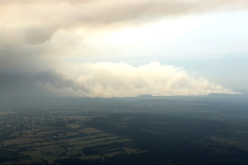 Der Waldbrand bahnt sich seinen Weg durch den Hürtgenwald.