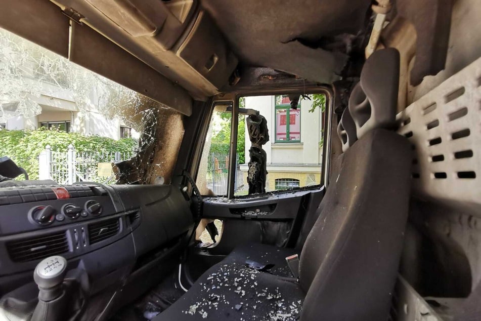 Das Fahrerhaus des Lastwagens wurde durch das Feuer zerstört.