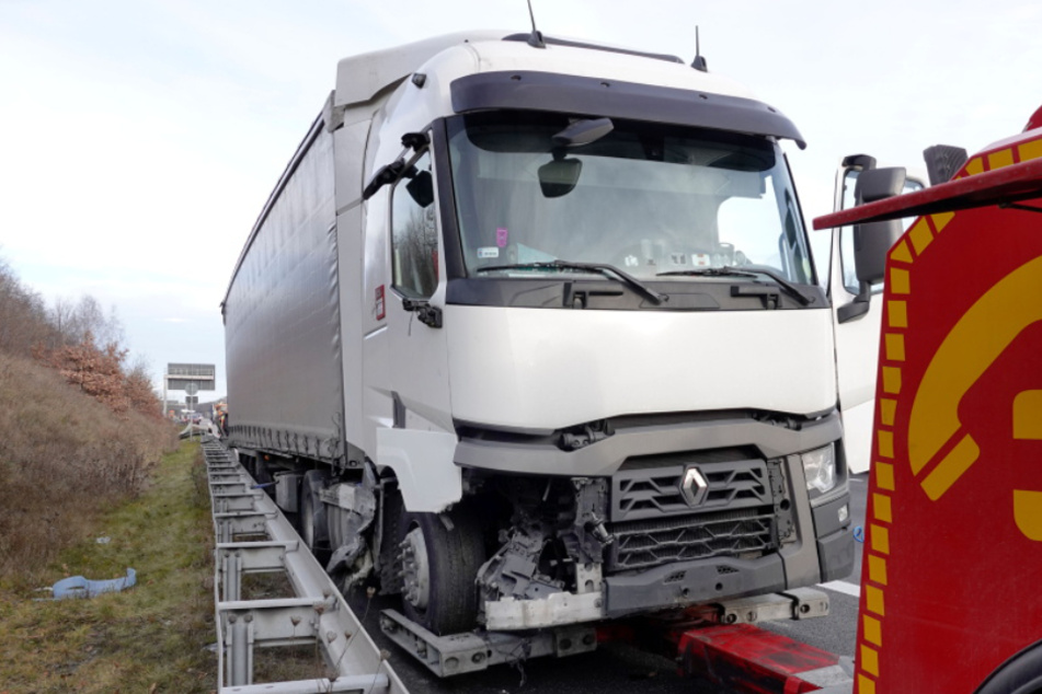 Heftiger Lkw-Crash auf der A4! Leitplanke hunderte Meter völlig zerstört