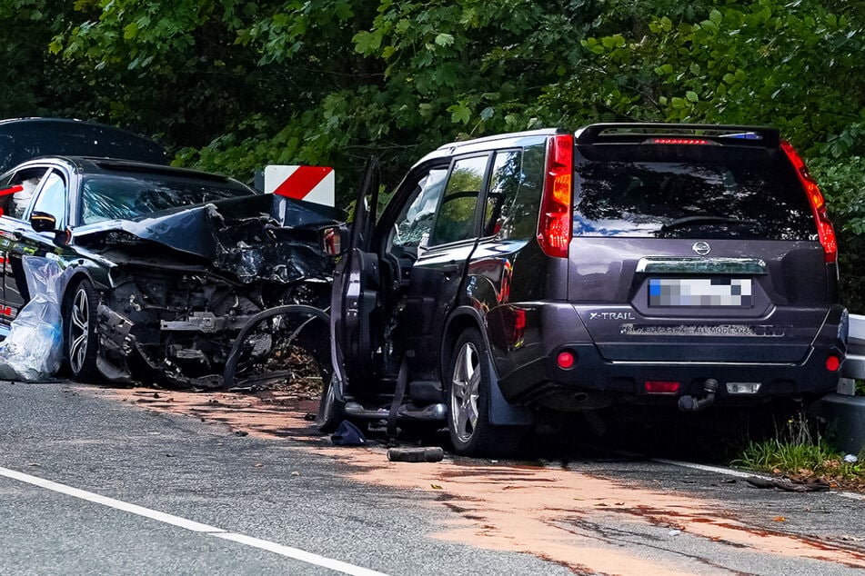 Ein BMW und ein Nissan sind kollidiert.