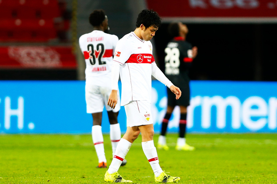 Stuttgarts Wataru Endo (27) geht nach dem Spiel enttäuscht über den Rasen.