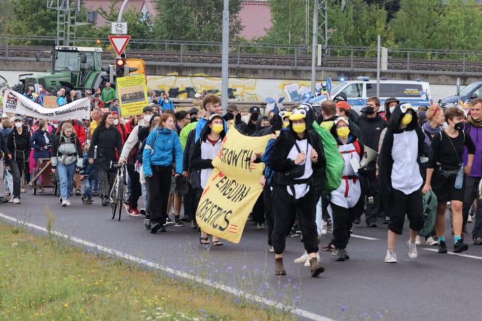 Hunderte protestieren gegen den Ausbau des Flughafens Leipzig/Halle