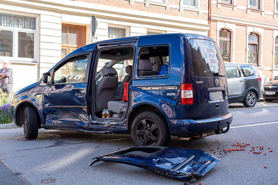 Bei dem Unfall in Falkenstein wurde ein VW Caddy schwer beschädigt.