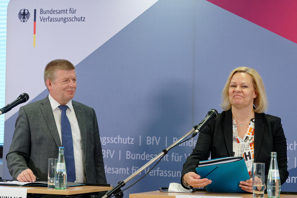 Thomas Haldenwang (61), Präsident des Bundesamtes für Verfassungsschutz, und Bundesinnenministerin Nancy Faeser (51,SPD).