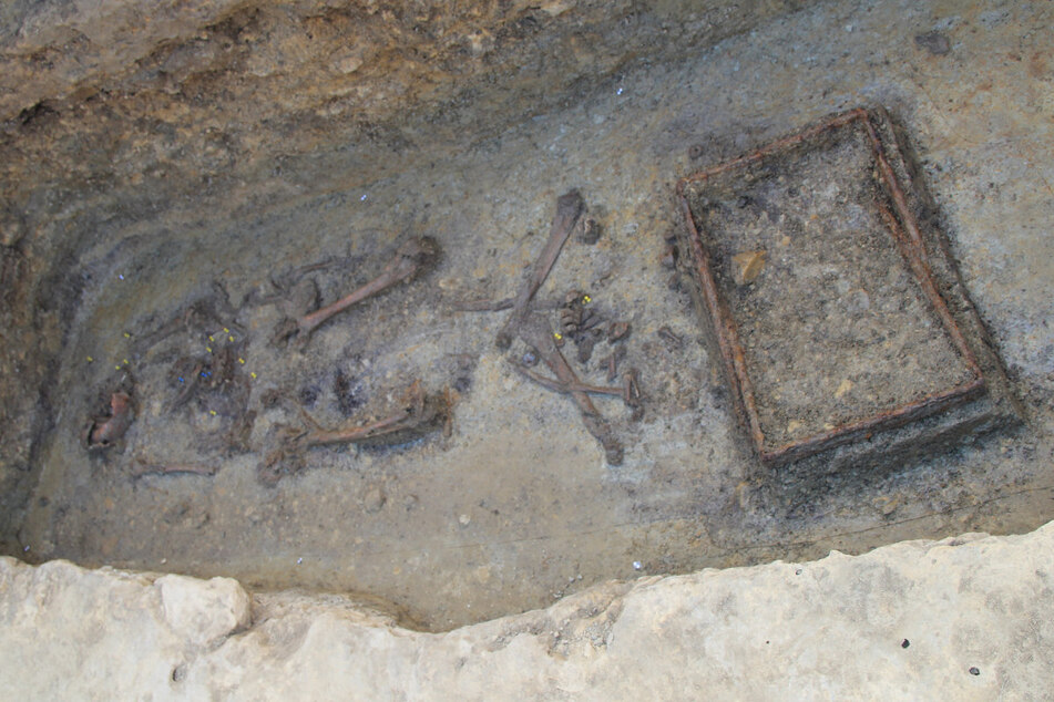 Grabt den Klappstuhl aus: Archäologen finden 1400 Jahre alten Faltstuhl in Frauengrab