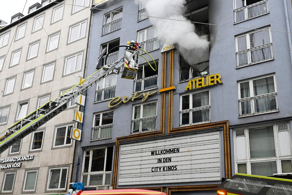 Dichter Rauch quoll aus einem Fenster des Hauses. Im Hinterhof sind die "City Kinos" untergebracht.