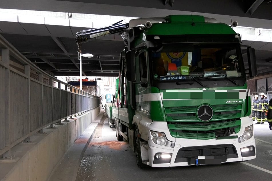 U-Bahn-Verkehr unterbrochen! Lastwagen bleibt an Brücke in HafenCity hängen