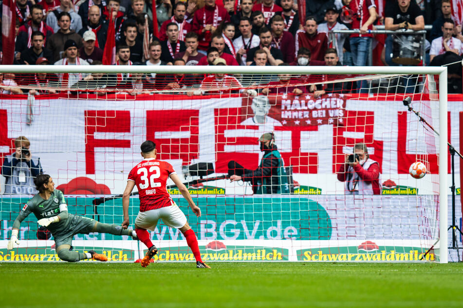 Vincenzo Grifo (Nr. 32) verkürzt hier per Elfmeter zum 1:2 für den SC Freiburg. Gladbachs Keeper Yann Sommer hat sich für die falsche Ecke entschieden.