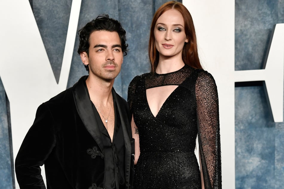 Nach einem heftigen Rosenkrieg ist die Ehe zwischen Joe Jonas (35) und Sophie Turner nun offiziell beendet.