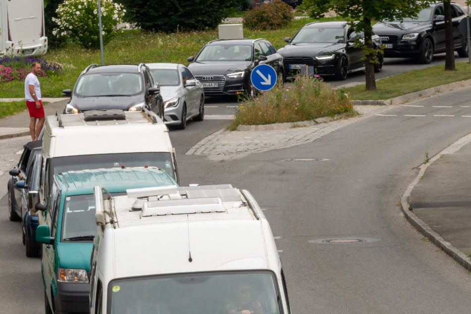 Das steigende Verkehrsaufkommen im bayerischen Oberland geht Anwohnern gegen den Strich, doch das Gewerbe freut sich über die Besucher.