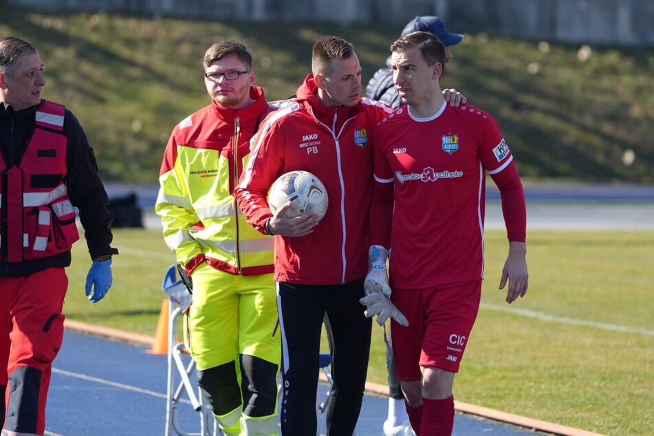 Stammkeeper Daniel Adamczyk (r., mit Torwarttrainer Patrik Brencic) musste in der ersten Halbzeit mit einer Schulterverletzung raus.