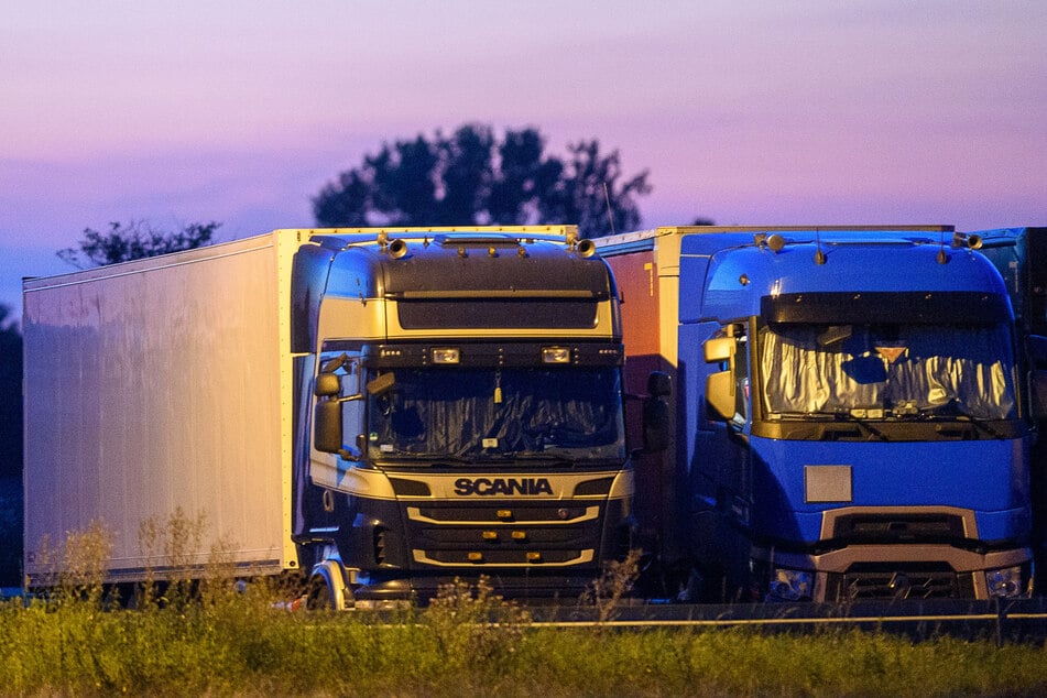 Während ein Lkw-Fahrer schlief, stahlen Diebe mehrere Kartons Solargeneratoren aus dem Laderaum. (Symbolbild)