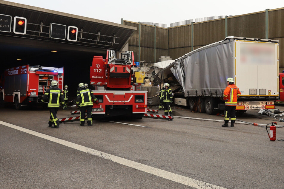 Unfall A8: Sattelzug rast gegen Tunnelwand: Fahrer stirbt auf A8