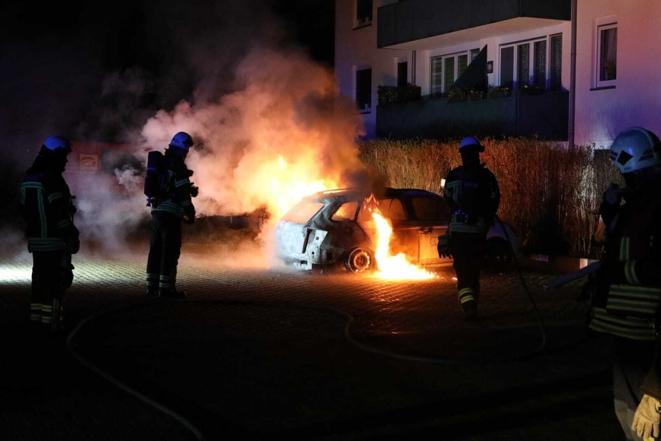 Dieser Firmenwagen brannte in einem Innenhof im Leipziger Norden aus.