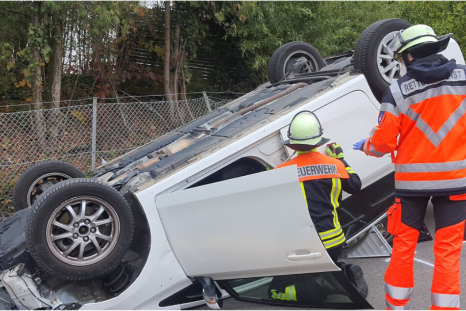 Auto landet bei Crash auf dem Dach: Feuerwehr befreit hochschwangere Frau