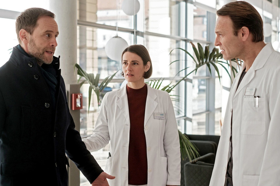 Chefarzt Dr. Kai Hoffmann und Klinikleiter Dr. Martin Stein geraten immer wieder in Streit. Kais Freundin Dr. Maria Weber versucht als gute Vermittlerin einzuspringen.