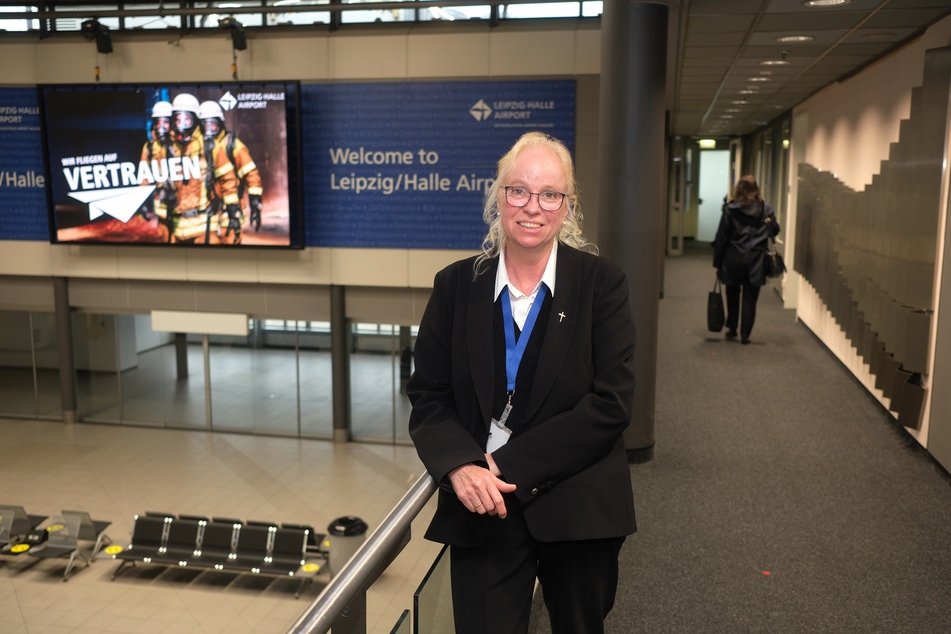 Flughafenseelsorgerin Ines Schmidt (64) im Terminal des Leipzig/Halle-Airports. Elf Jahre lang hat sie sich dort um die Sorgen, Ängste und Nöte Reisender gekümmert. Nun gibt sie ihr Amt ab.