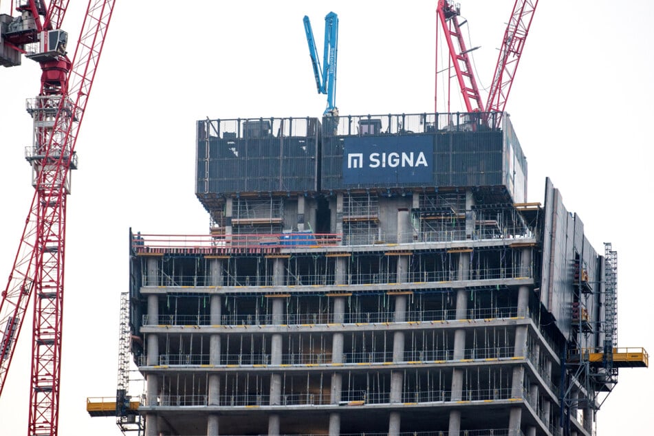 Seit etwa einem Jahr stehen die Bauarbeiten am Elbtower still. (Archivbild)