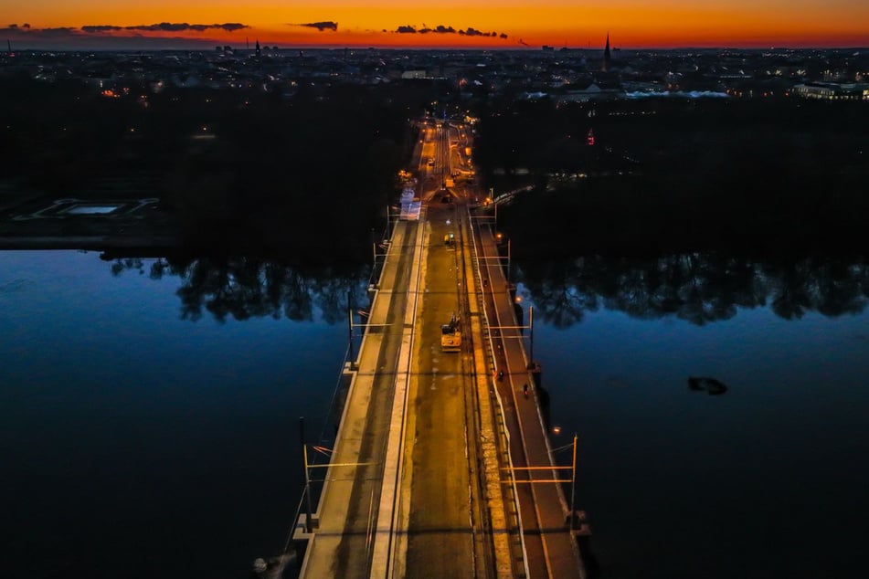 Bilder aus der Luft zeigen, wie die Bauarbeiten auf der Zeppelinbrücke voran kommen.