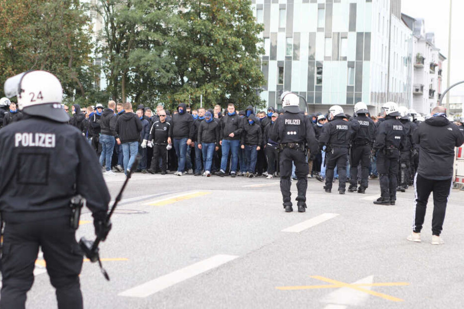 Die Polizei begleitete den Fanmarsch von rund 3000 HSV-Anhängern durch die Sternschanze.