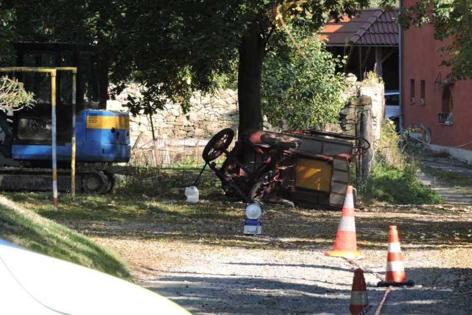 Auf einem abschüssigen Weg waren die Pferde der Kutsche durchgegangen. Das Gefährt krachte gegen einen Baum, auch zwei Mädchen wurden dabei verletzt.