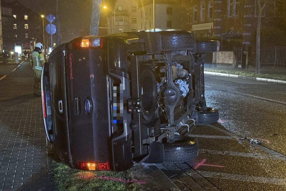 Der an dem Unfall beteiligte Ford blieb auf der Seite liegen.