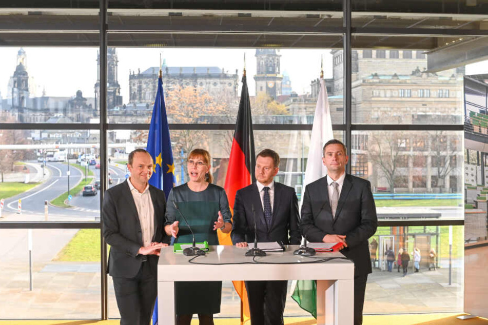Sie stehen für das neue Projekt "Kenia": Das grüne Spitzenduo Wolfram Günther (46) und Katja Meier (40), CDU- und Regierungs-Chef Michael Kretschmer (44) sowie SPD-Boss Martin Dulig (45, v.l.).