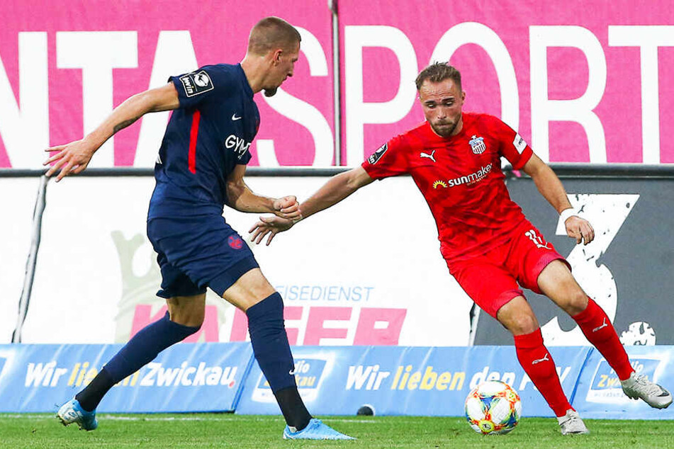 Fabio Viteritti (r.) erzielte für den FSV Zwickau den 1:3-Anschlusstreffer. Hier behauptet er den Ball gegen Lauterns Janik Bachmann.