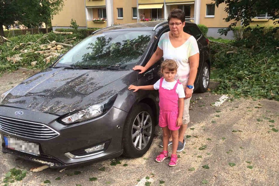 Manuela Kaiser (48) mit Tochter (Valentina (6). Manuela wollte ihre Tochter in die Kita bringen. Ihr Ford wurde stark beschädigt.