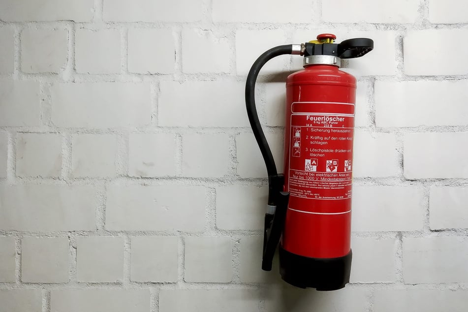 Mit einem Feuerlöscher warf er nach einem Mitbewohner. (Symbolfoto)