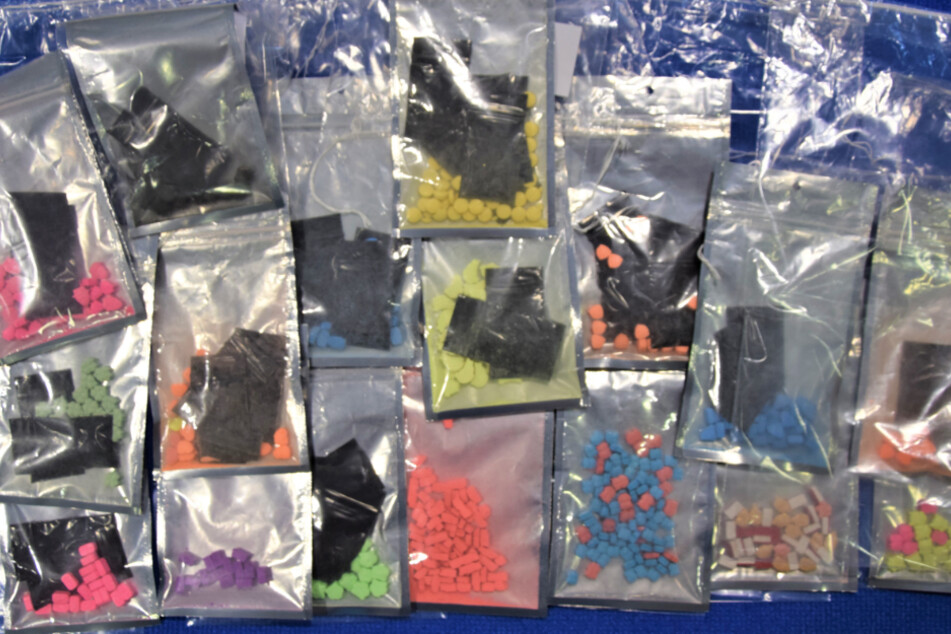 Diverse Ecstasy-Tabletten wurden sichergestellt.