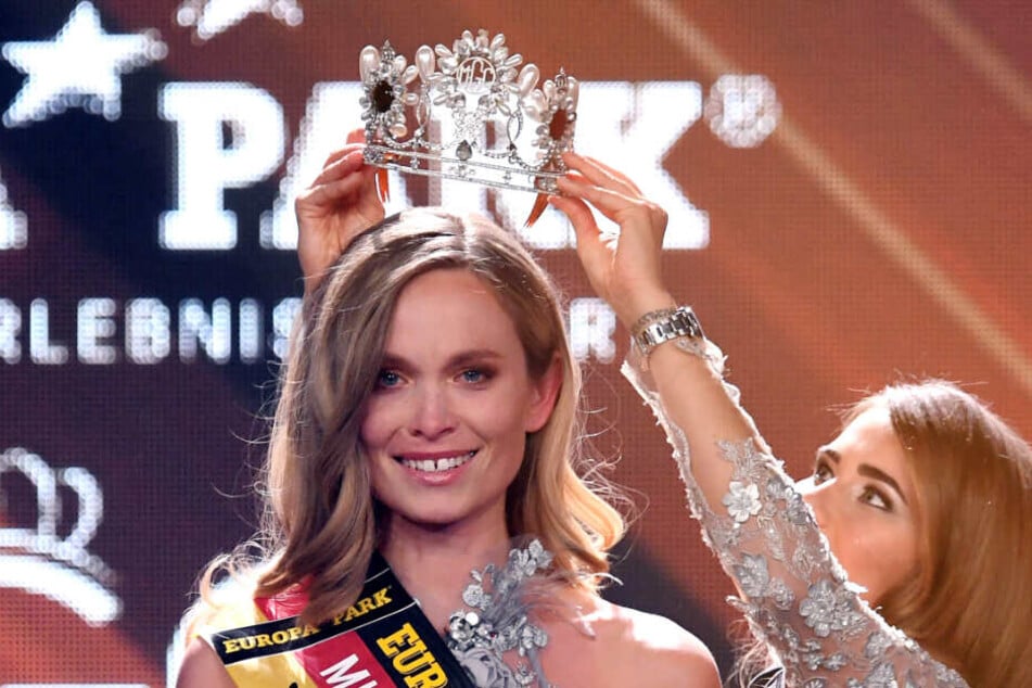 Miss Baden-Württemberg Nadine Berneis erhält die Krone von Miss Germany 2018 Anahita Rehbein.