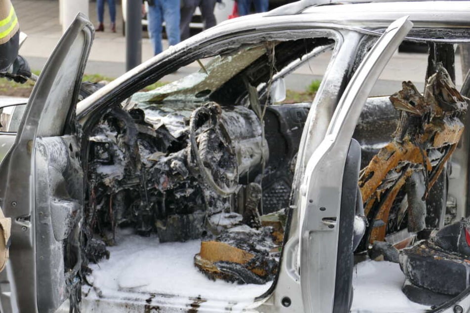 Am Auto entstand Totalschaden, es brannte völlig aus.