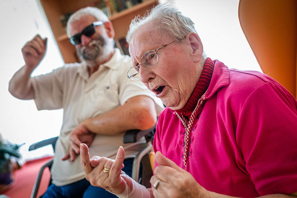 Sie stehen auch im Pflegeheim auf laute Musik: Peter Petrick (76) und Irene Böttger (90) mit typischer Rockergeste.