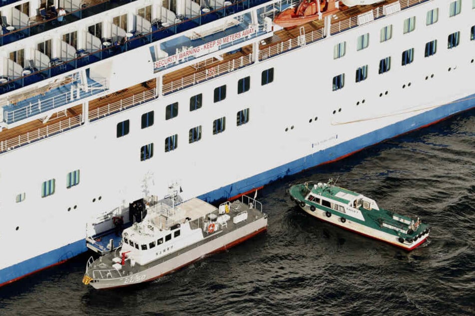 Ein Patrouillenboot der Japanischen Küstenwache beim Kreuzfahrtschiff "Diamond Princess".