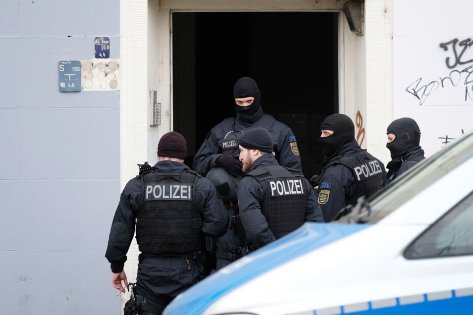 Polizeibeamte bei einer Razzia. (Symbolbild)