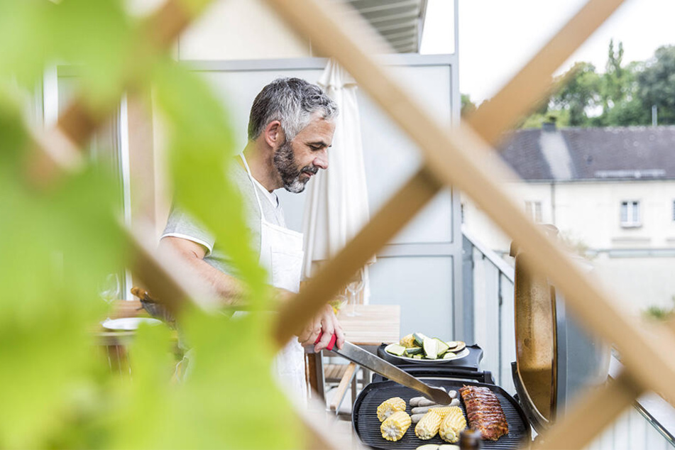 Um Streit unter Nachbarn zu vermeiden, ist beim Grillen auf dem Balkon Rücksicht angesagt.