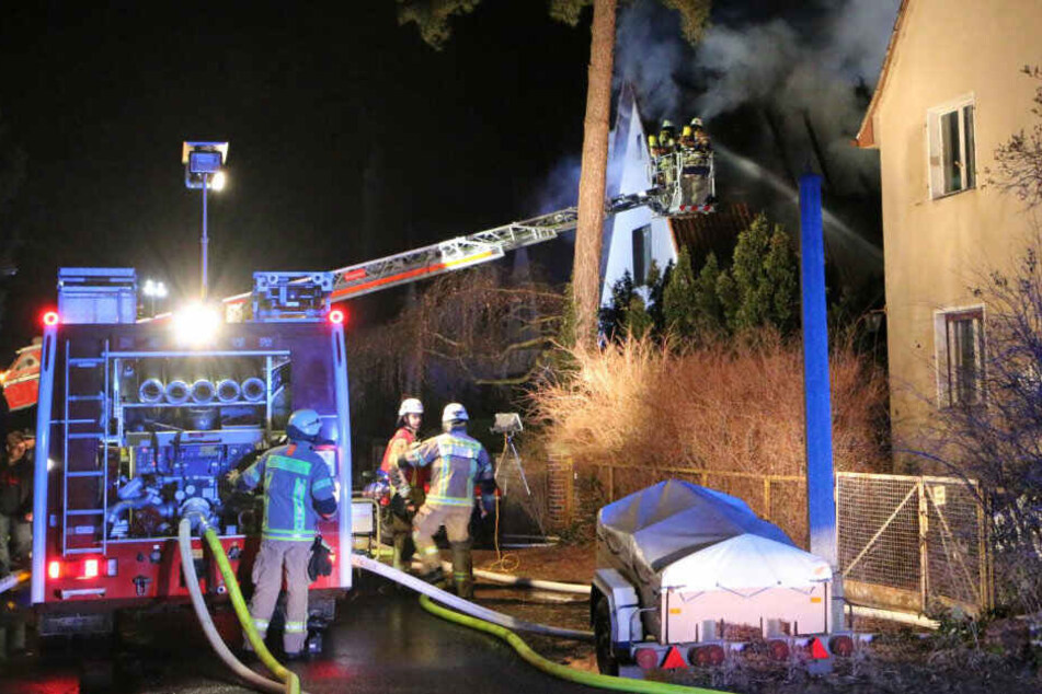Mit einem Drehleiterkran bekämpfte die Feuerwehr das Feuer.