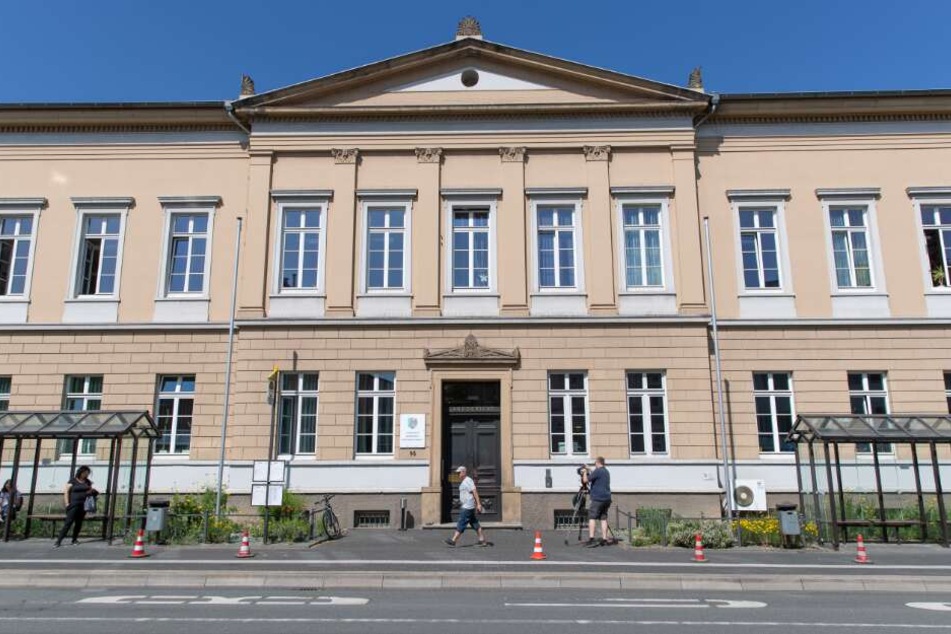 Im Detmolder Landgericht findet der Prozess gegen die drei Männer statt.