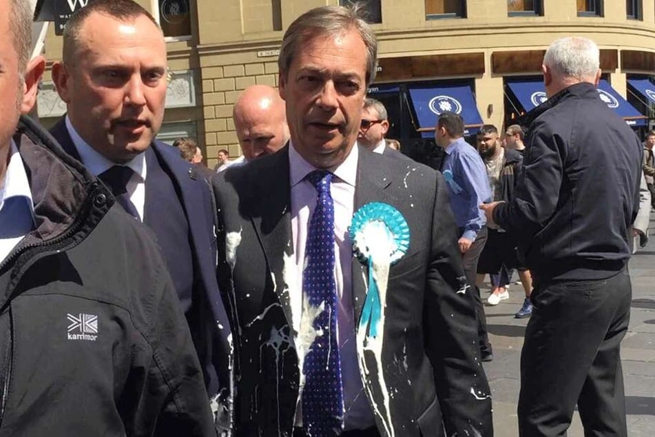 Nigel Farage wurde im Rahmen einer Wahlkampfveranstaltung in Newcastle von einem Milchshake getroffen.