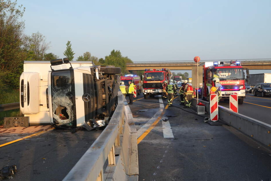 Der Lkw fuhr gegen die Baustellenleitplanke und kippte um.