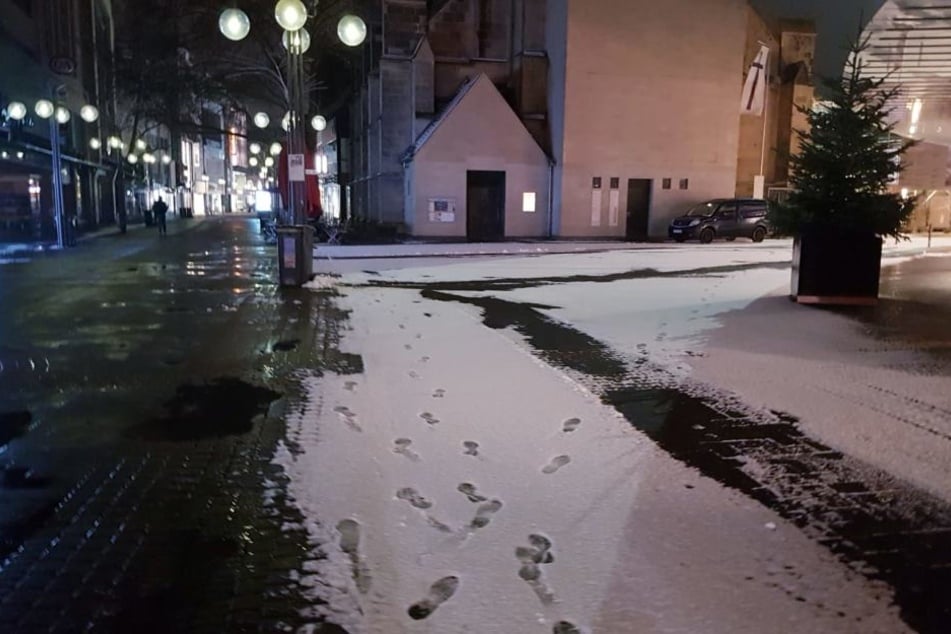 Etwas Schnee lag am Sonntagmorgen auf der Kölner Schildergasse.