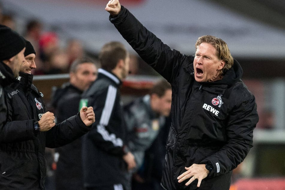 Kölns Trainer Markus Gisdol jubelt nach dem Schlusspfiff über den 2:0-Sieg bei Bayer Leverkusen.