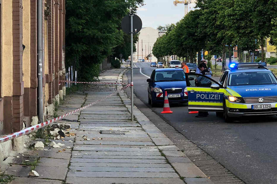 Zahlreiche Steinbrocken knallten auf Gehweg und Straße.