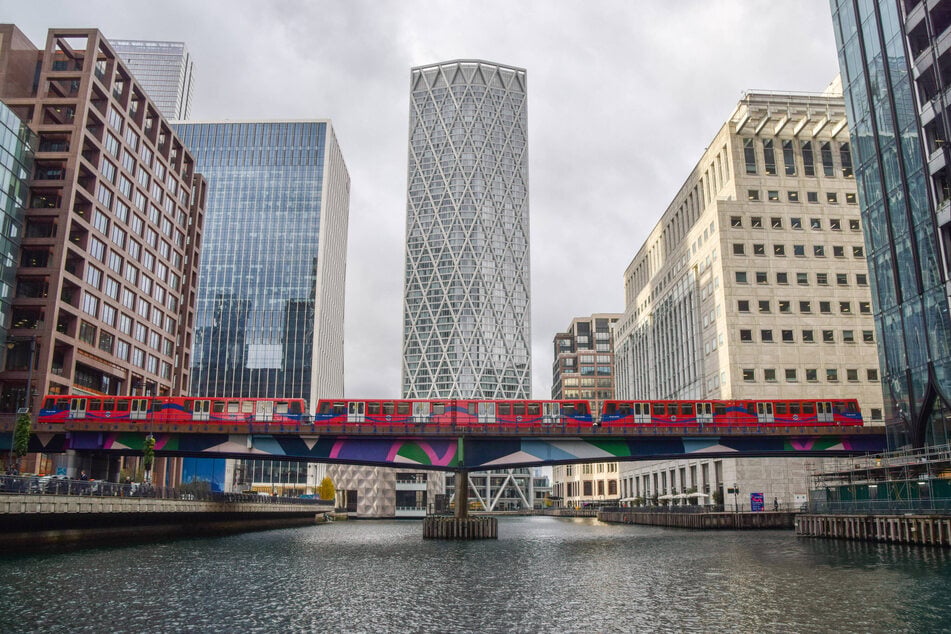 Der Vorfall habe sich über dem Londoner Finanzviertel Canary Wharf ereignet.