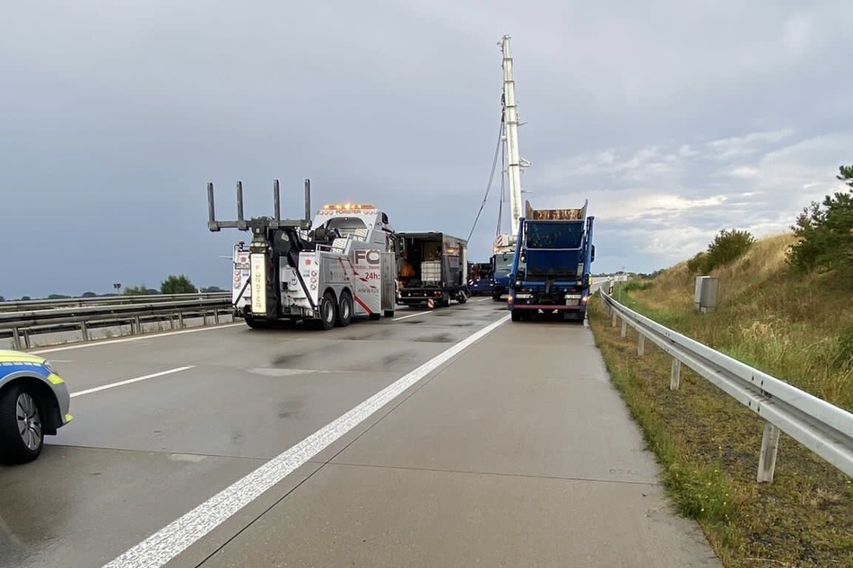 Der Autobahnübergang war im Zuge der Aufräumarbeiten bis in die Abendstunden gesperrt.