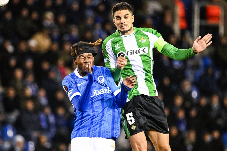 Noah Adedeji-Sternberg (20, l.) geht beim Spiel in der Europa League gegen Real Betis ins Kopfballduell mit Marc Bartra (34).
