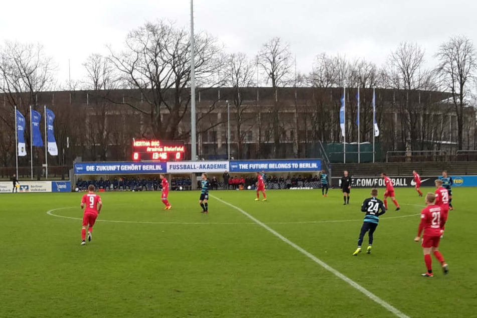 Hertha BSC hat das erste Testspiel gegen Arminia Bielefeld mit 4:1 gewonnen.
