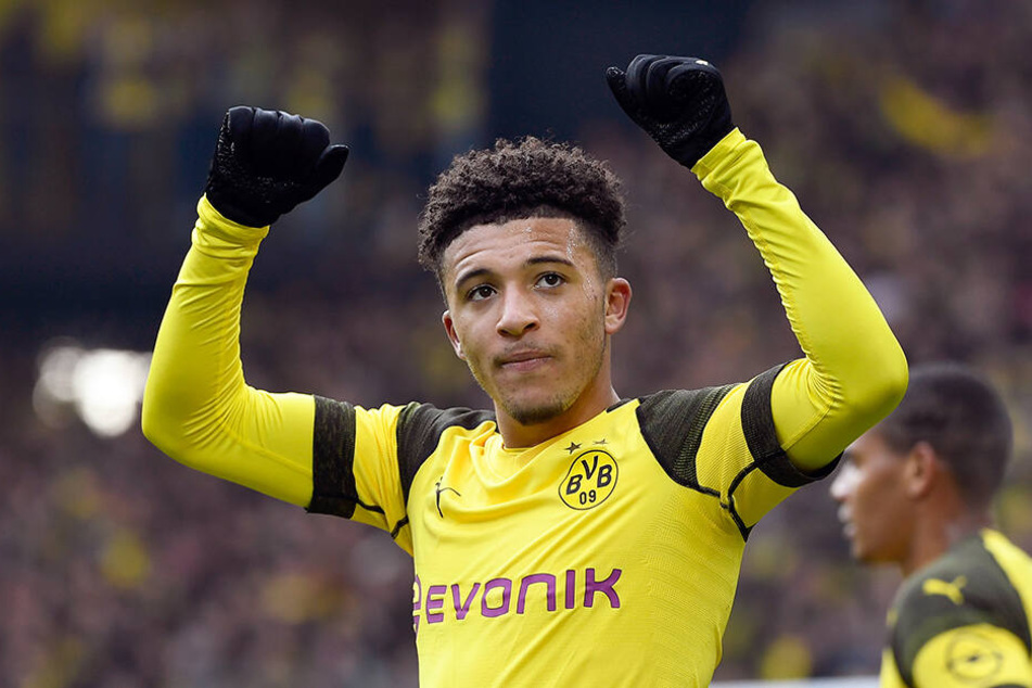Jadon Sancho steht hinter dem Belgier Romelu Lukaku.